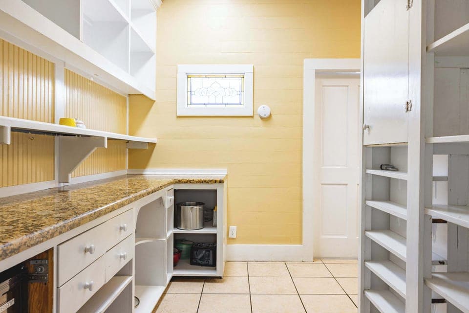 Sweet Caroline - Full Kitchen