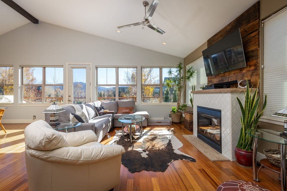 Great Room w/gas fireplace, TV/Cable, and view of mountains.