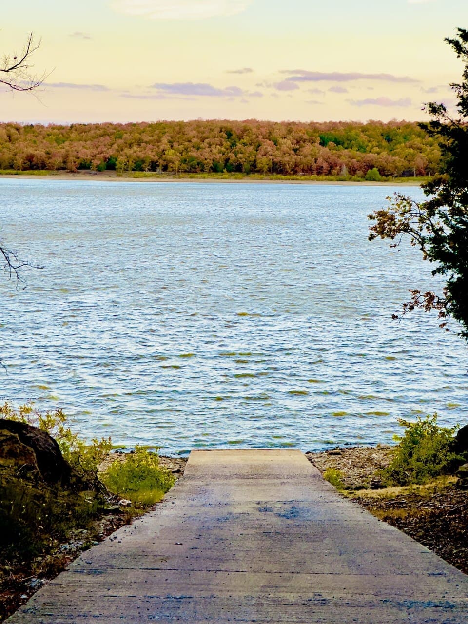 Boat ramp two blocks away. Best area for crappie fishing.
