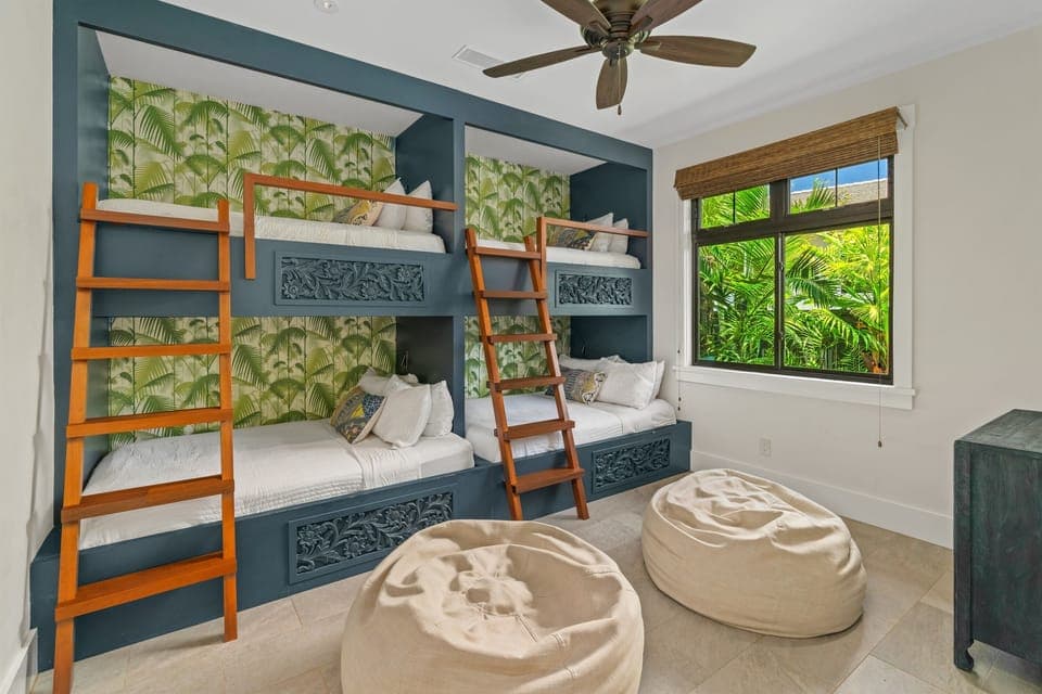 Maluhia Makai - Bunk room with 2 full size beds (bottom bunk) and 2 twin size bed (top bunk), AC, & flatscreen TV. This room faces west. - Legacy Vacations Hawaii