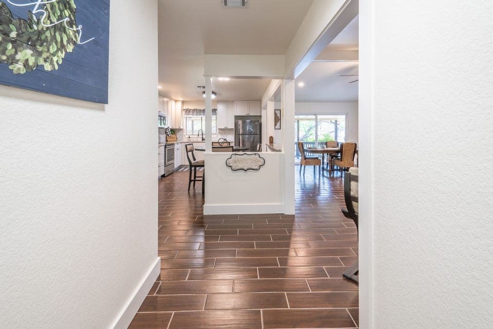 Front entryway breaks left to the kitchen and right to the living room