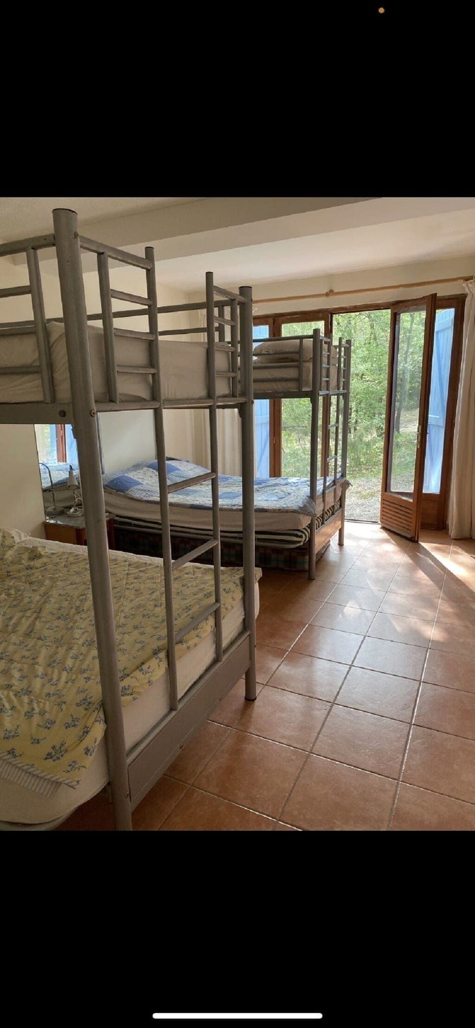 Chambre enfants avec lits superposés 