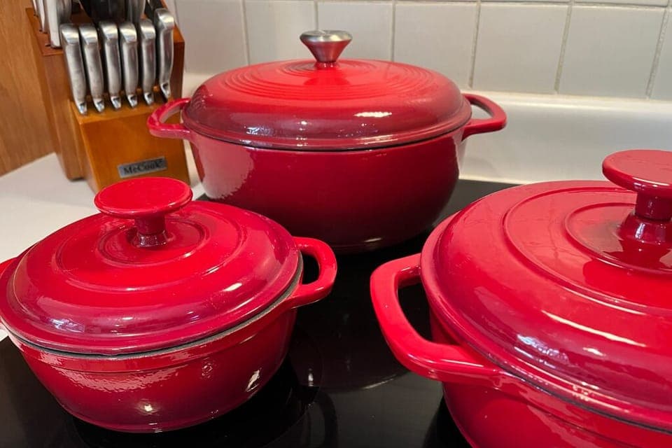Lots of pots to prepare your meals.