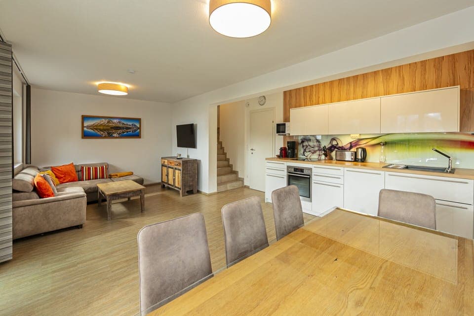 Wohnen-Essen-Kochen, TV-Lounge,
Zugang zur privaten Sonnenterrasse 