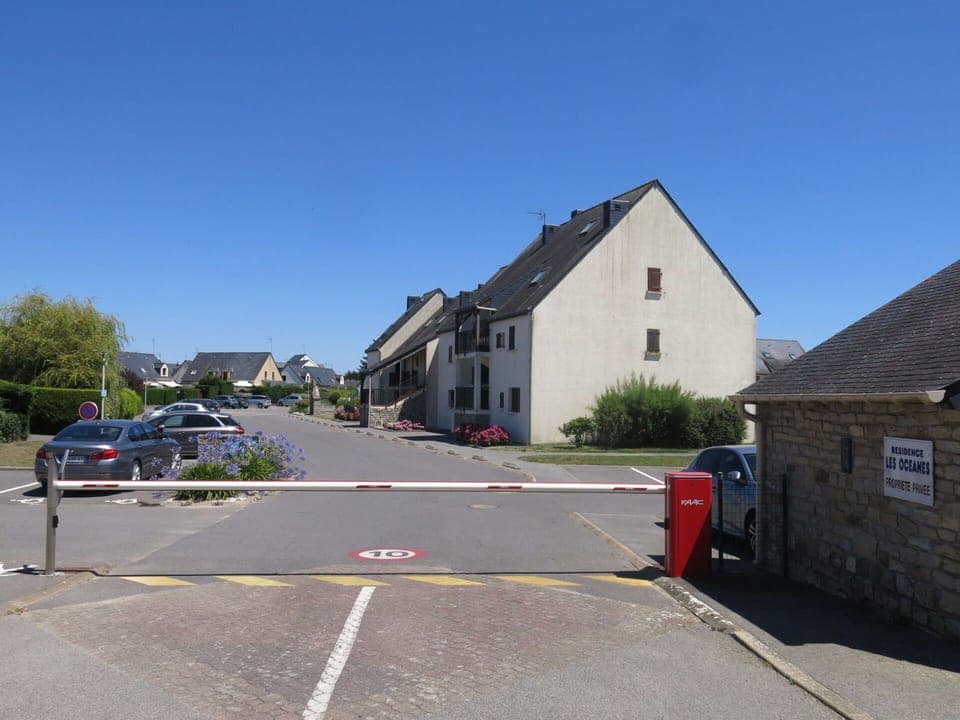 Sky, Building, Plant, Wheel, Window, Road Surface, Vehicle, Motor Vehicle, House