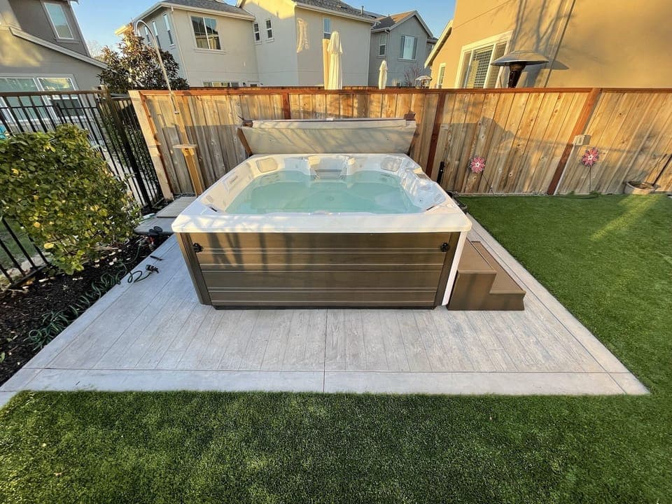 Outdoor spa tub