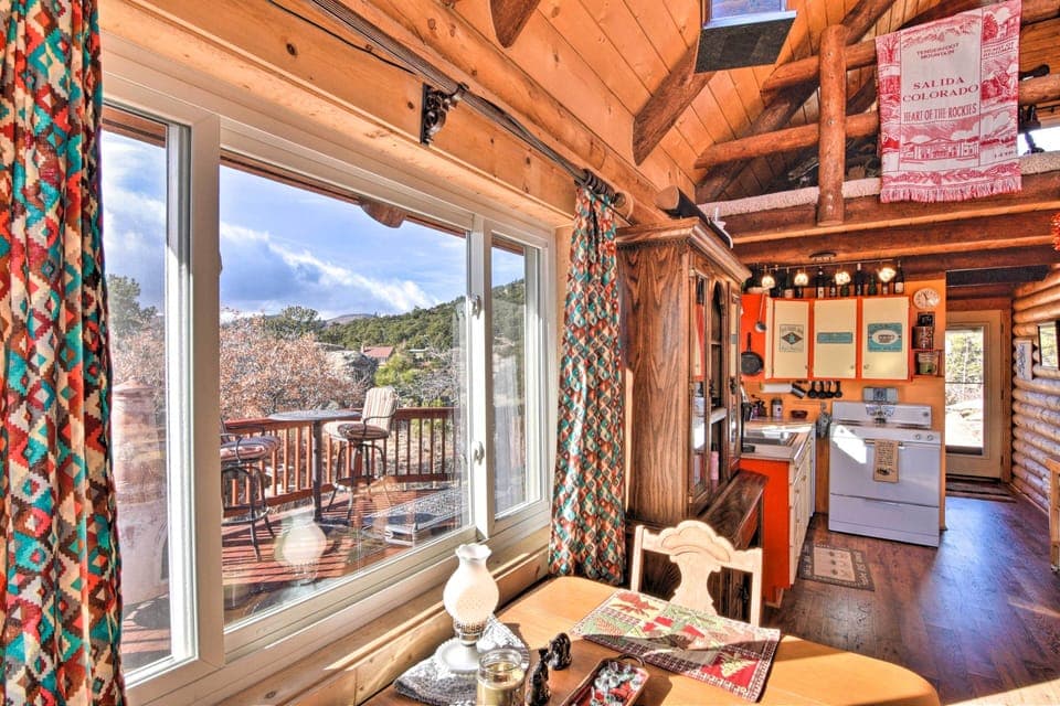 Dining Area | Dishware & Flatware Provided