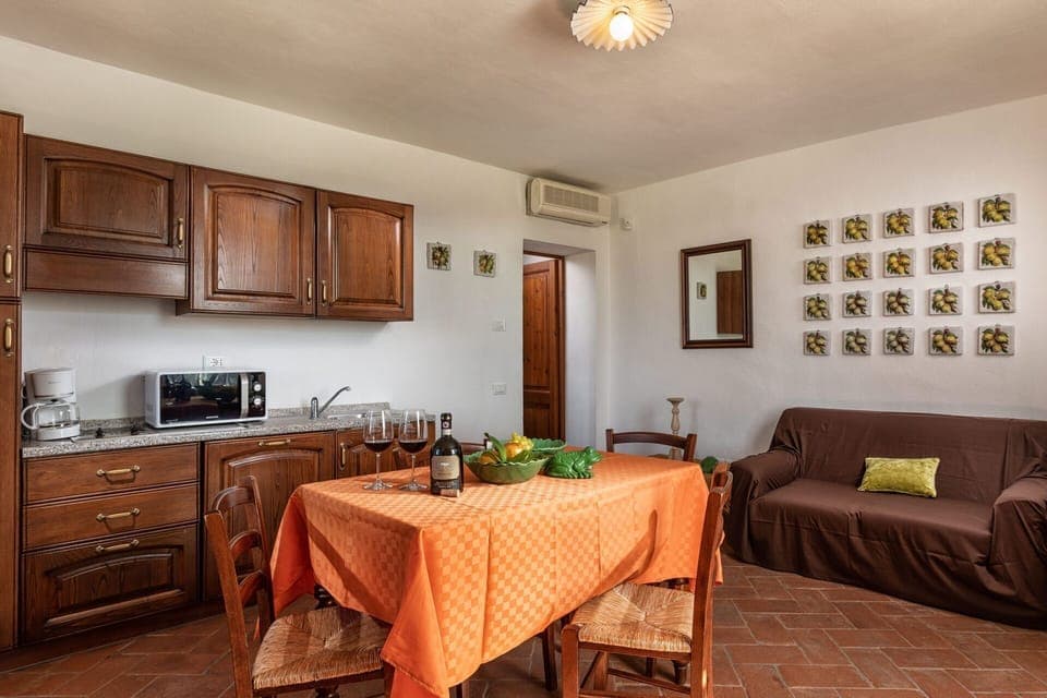 agriturismo-la-papessa-chianti-san-donato-farmhouse-gardenia-living-room-diningroom