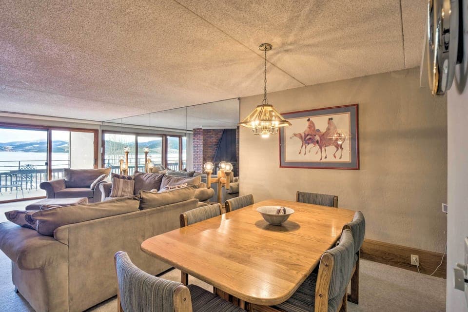 Dining Area | 6-Person Table
