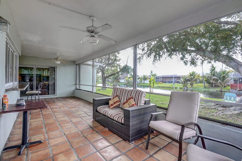 Huge florida room to chillax, amazing views.