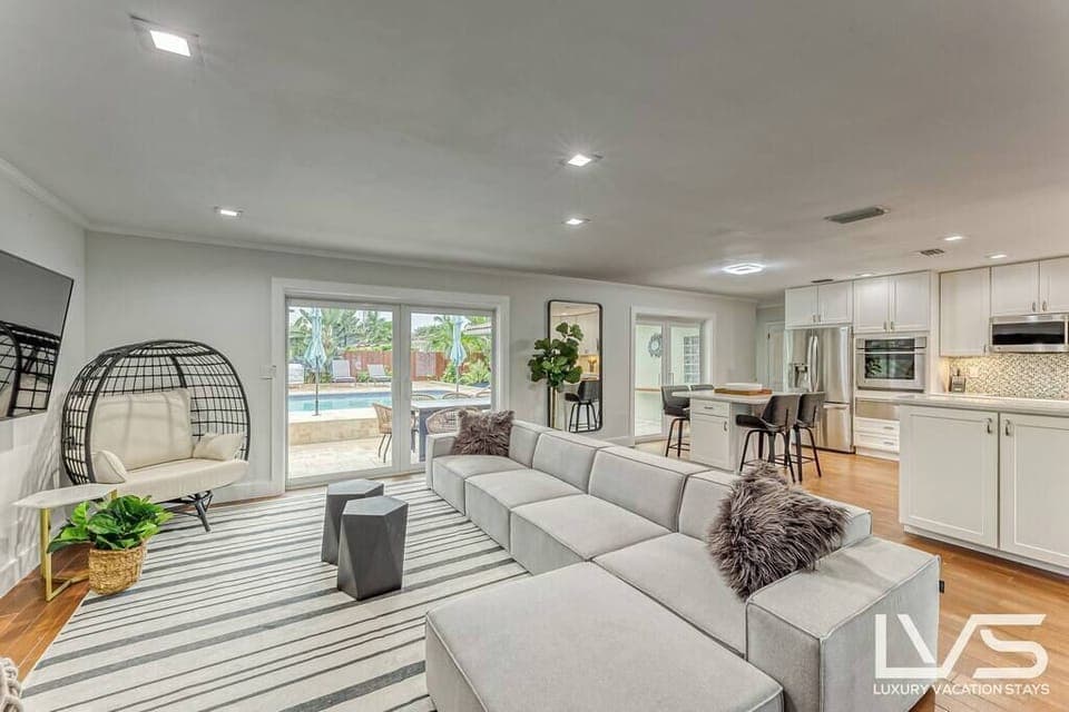 Open layout living room/dining/kitchen perfect for friends/family gatherings. 