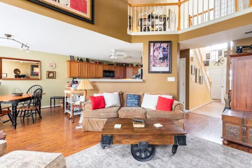 Catwalk adjoins the upstairs bedrooms.