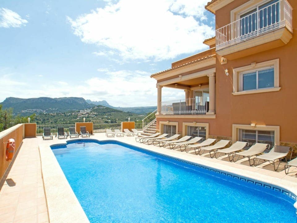Water, Sky, Building, Cloud, Property, Window, Swimming Pool, Plant, Azure, House