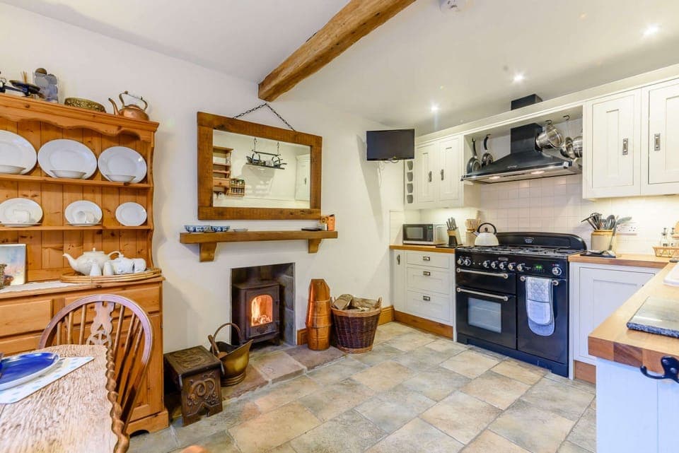 Rose Tree Cottage Kitchen - StayCotswold