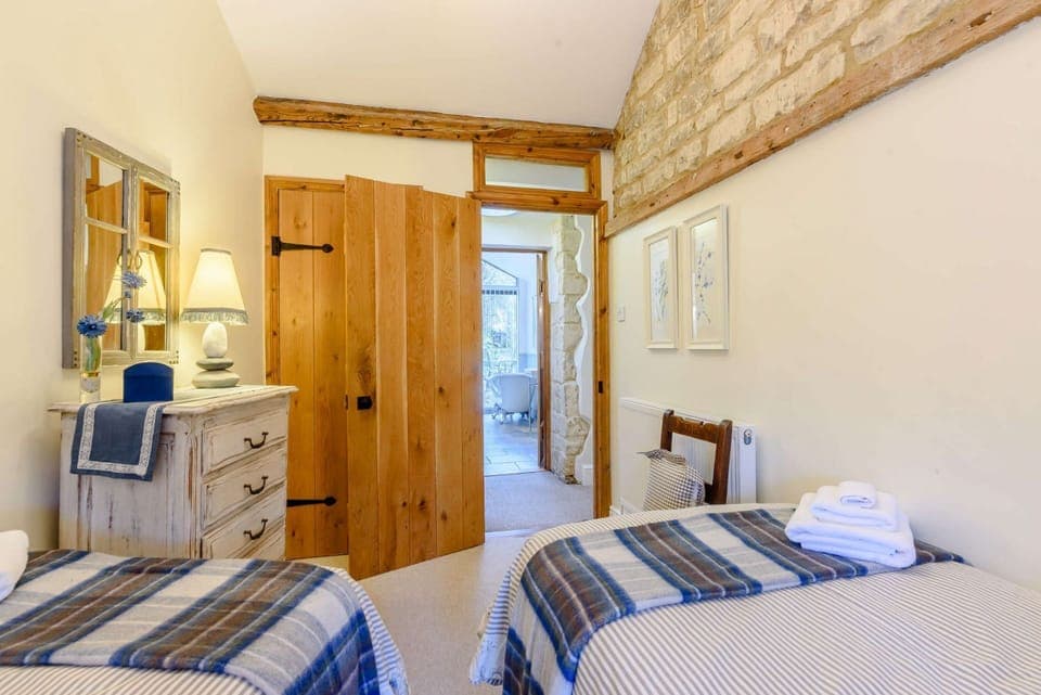 Rose Tree Cottage Twin Room - StayCotswold