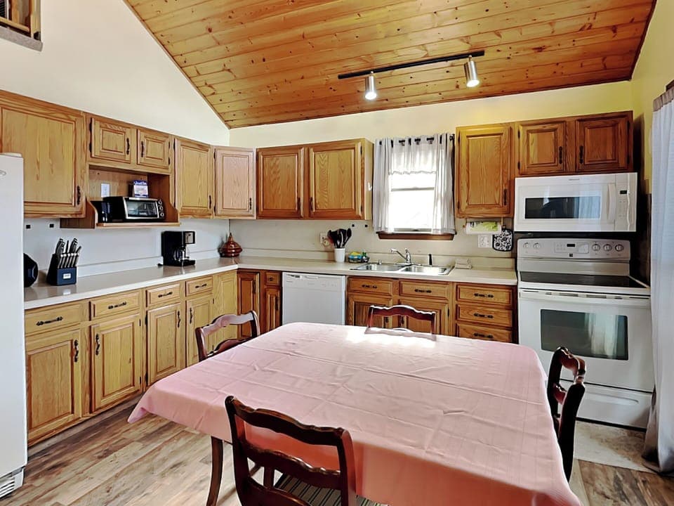 Eat-In Kitchen