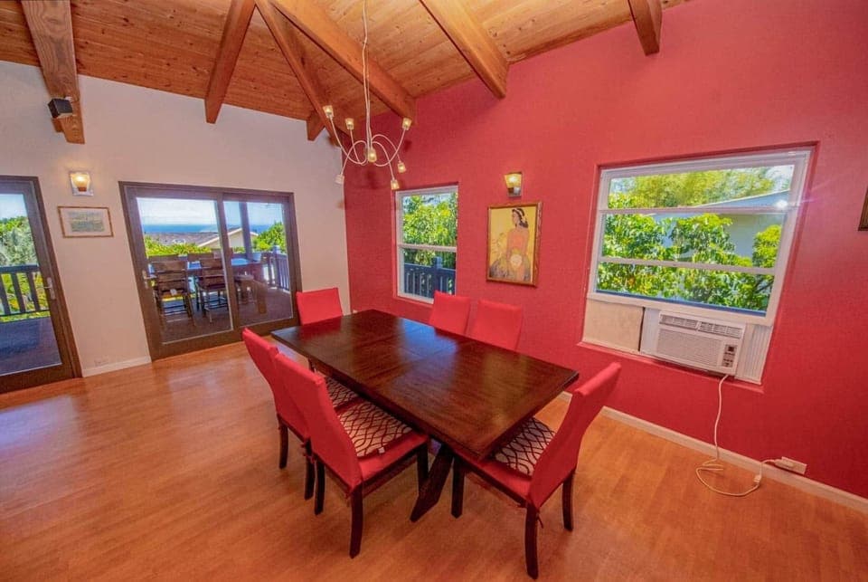 10 Elegant ocean view dining area