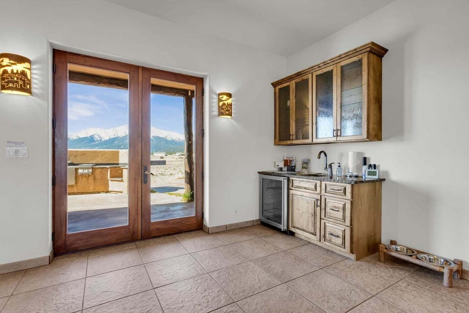 Wet Bar
•Mini-Fridge
