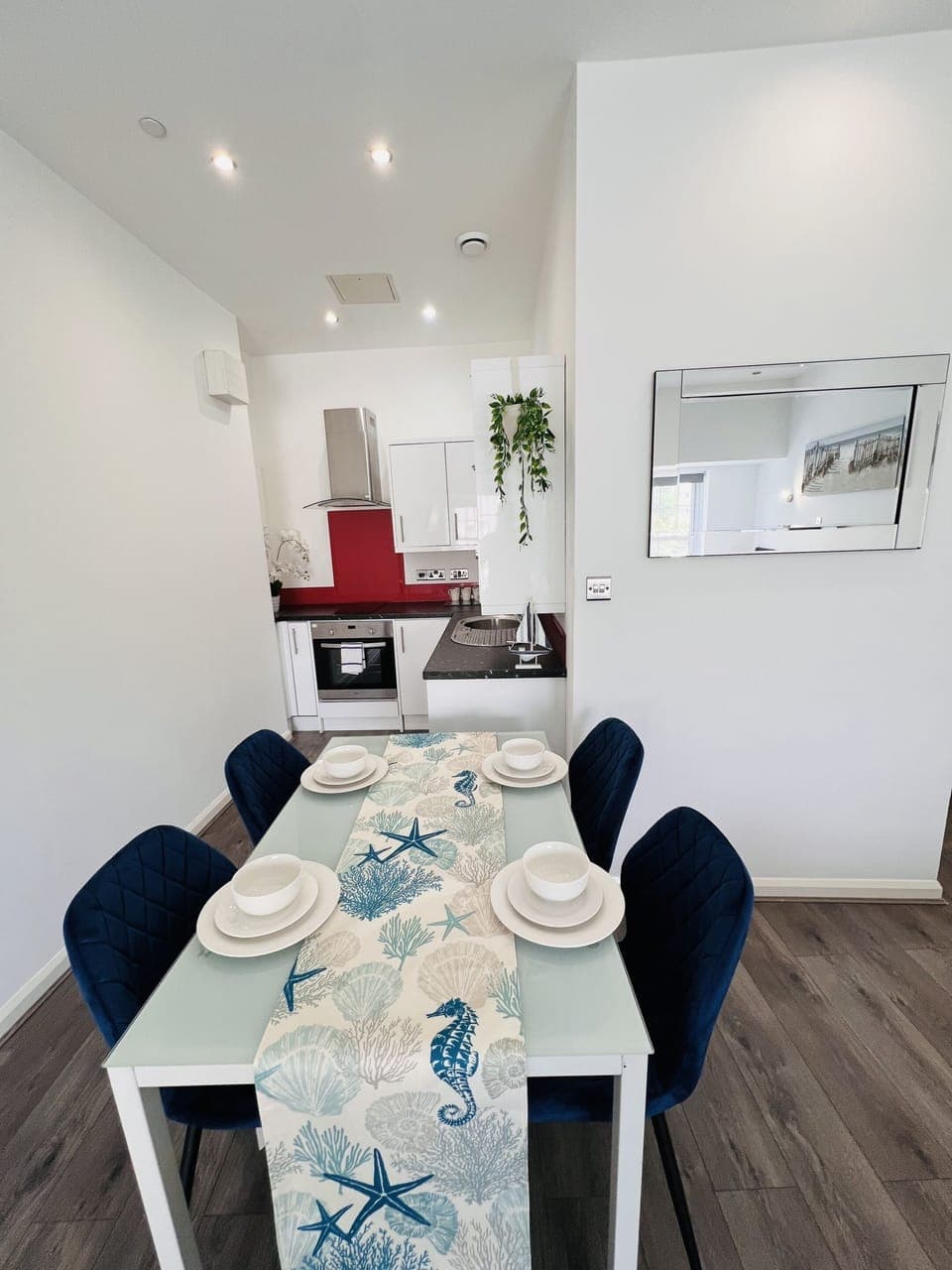 Studio 26 - Large Family Suite with Dining Table 