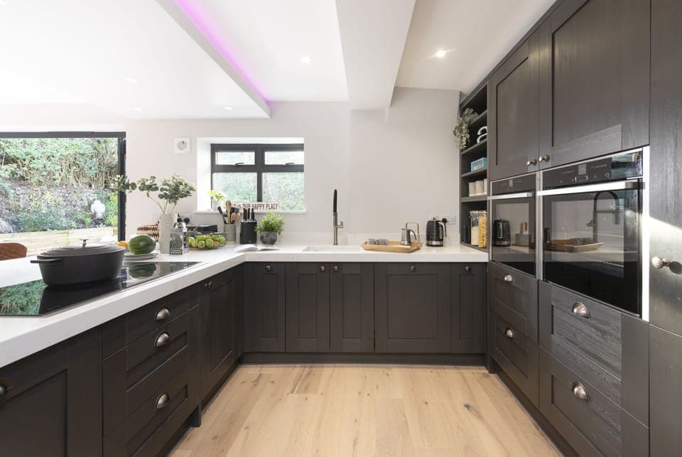A well equipped kitchen, oven, stovetop and work surface - Chy An Eglos
