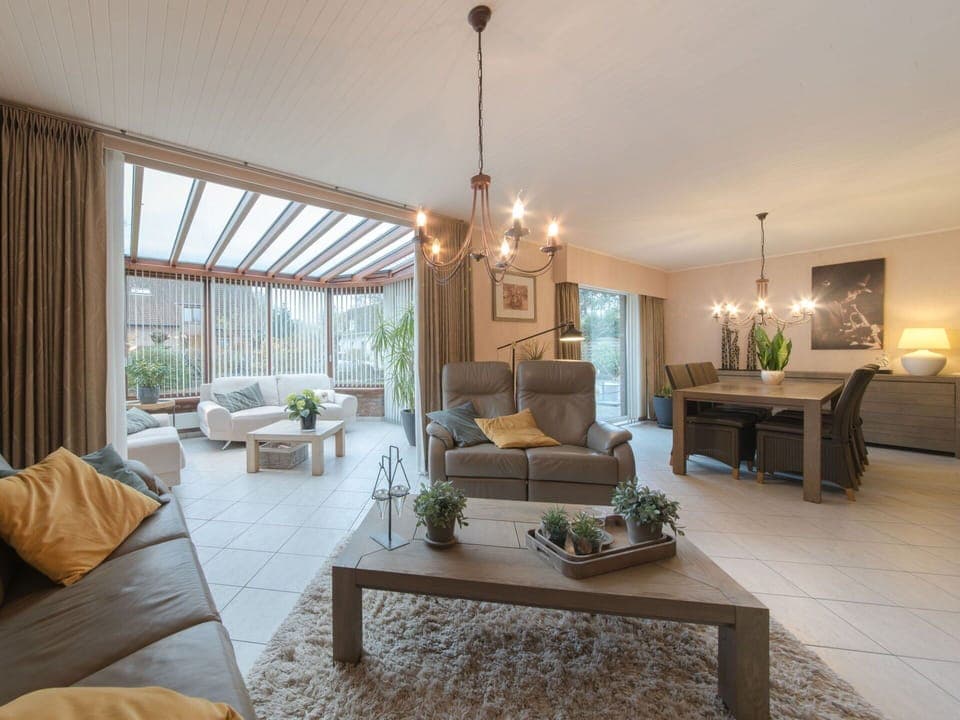 Plant, Furniture, Table, Building, Houseplant, Flowerpot, Couch, Wood, Comfort, Lighting