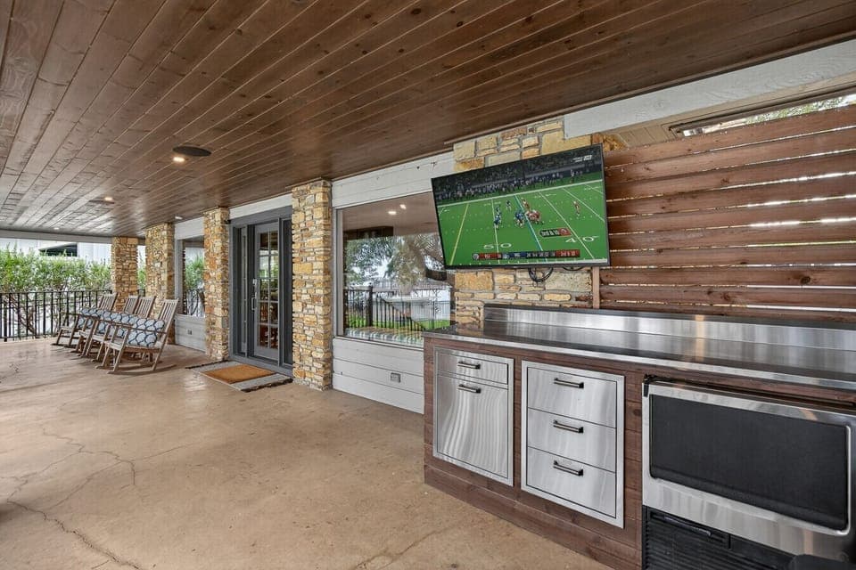 outdoor tv with ice maker