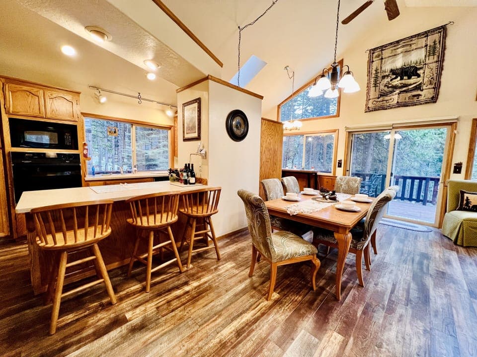 Beautiful and open dining area with breakfast nook. Large families sit together!