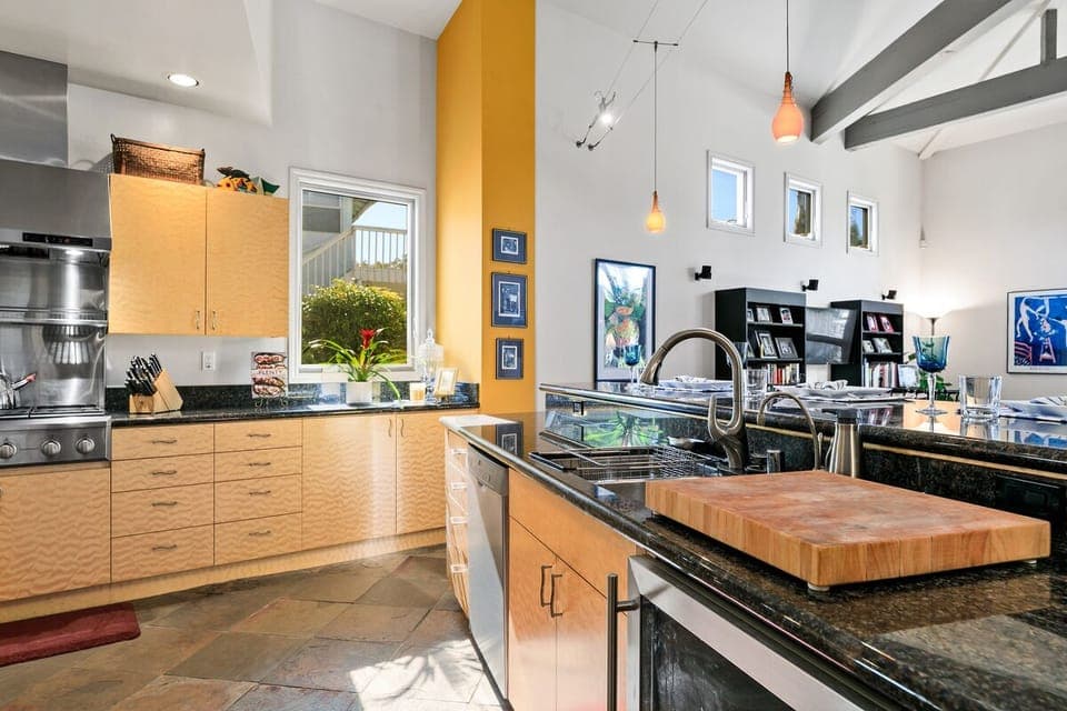 Gourmet, fully stocked kitchen