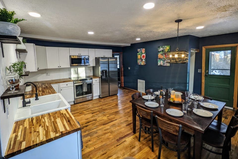 Dine in kitchen