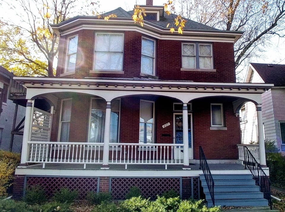 Front facing - large front porch with bamboo cushioned seating.