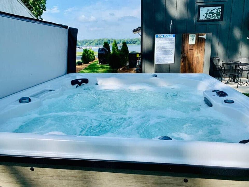 Outdoor spa tub