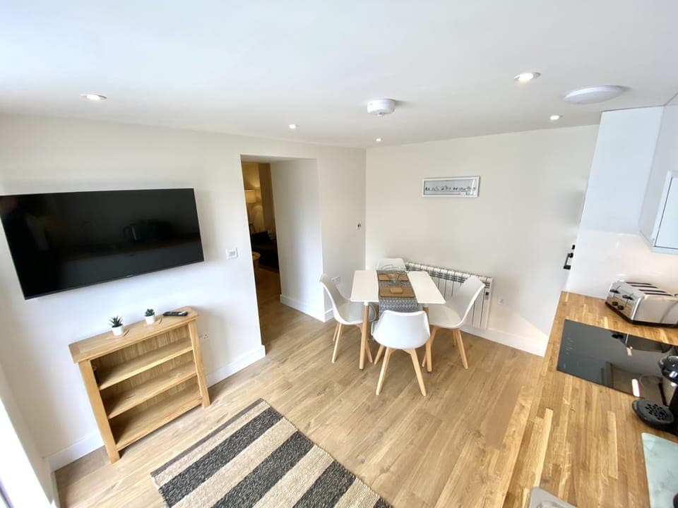 Kitchen & Dining Area