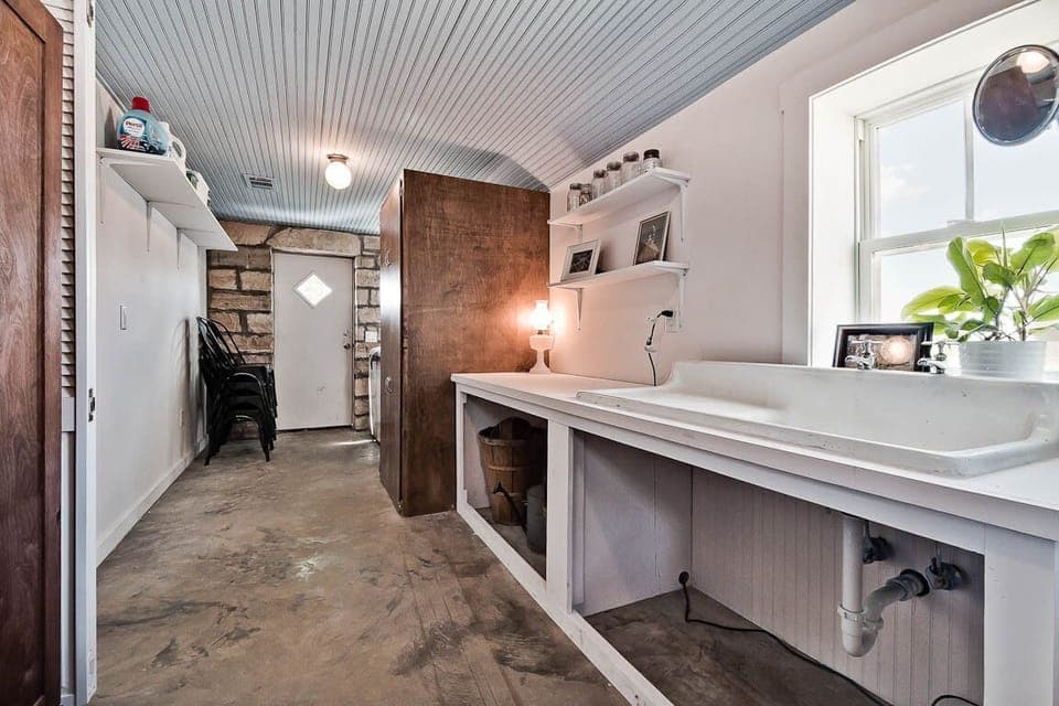 Utility room (washer/dryer, full-size fridge/freezer)