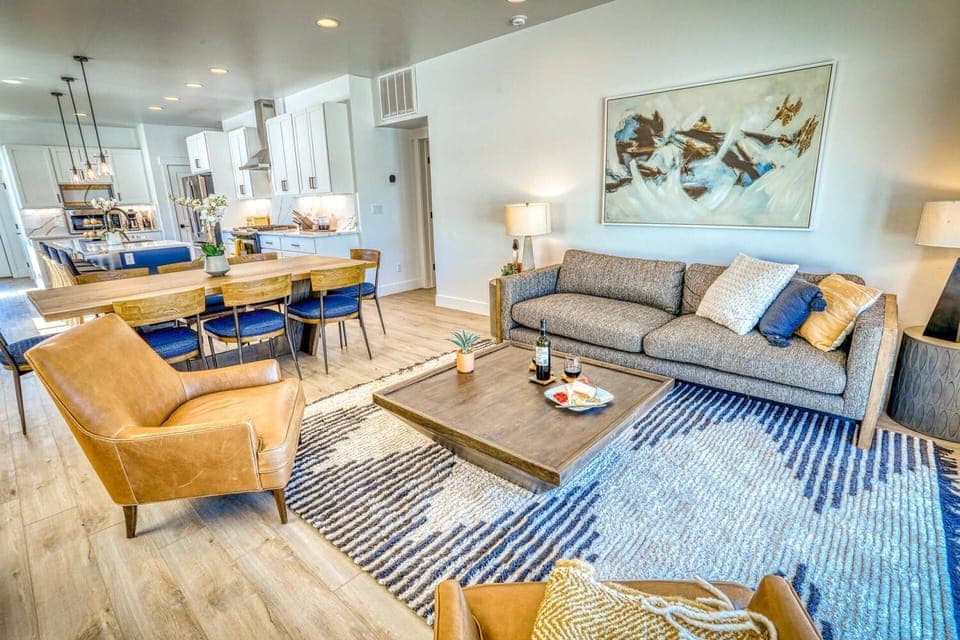 This main floor open layout flows seamlessly and has stunning lake views. Prime central location, 5min to downtown and uptown!