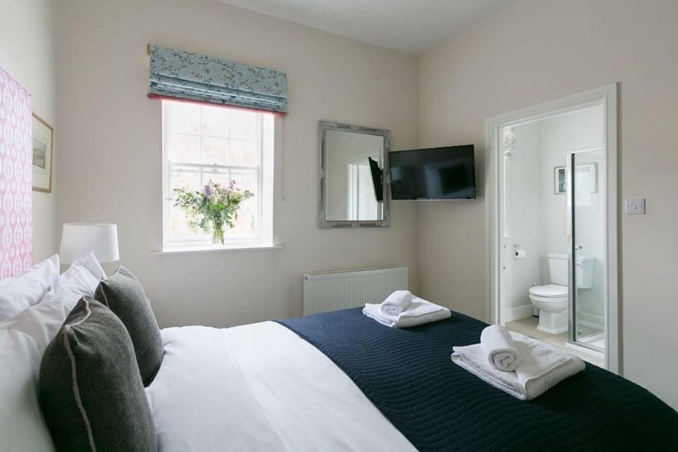 Kingsize bed with small ensuite