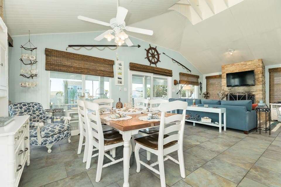 Comfortably sit up to 6 at the dining table