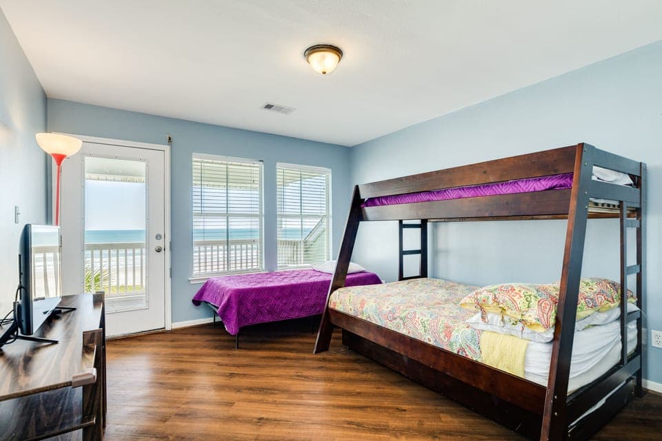 Pyramid Bunk + Twin Bed, Upper level with deck access