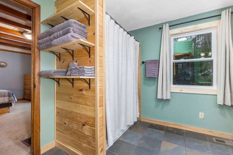 Main floor full bath with shower/tub combo