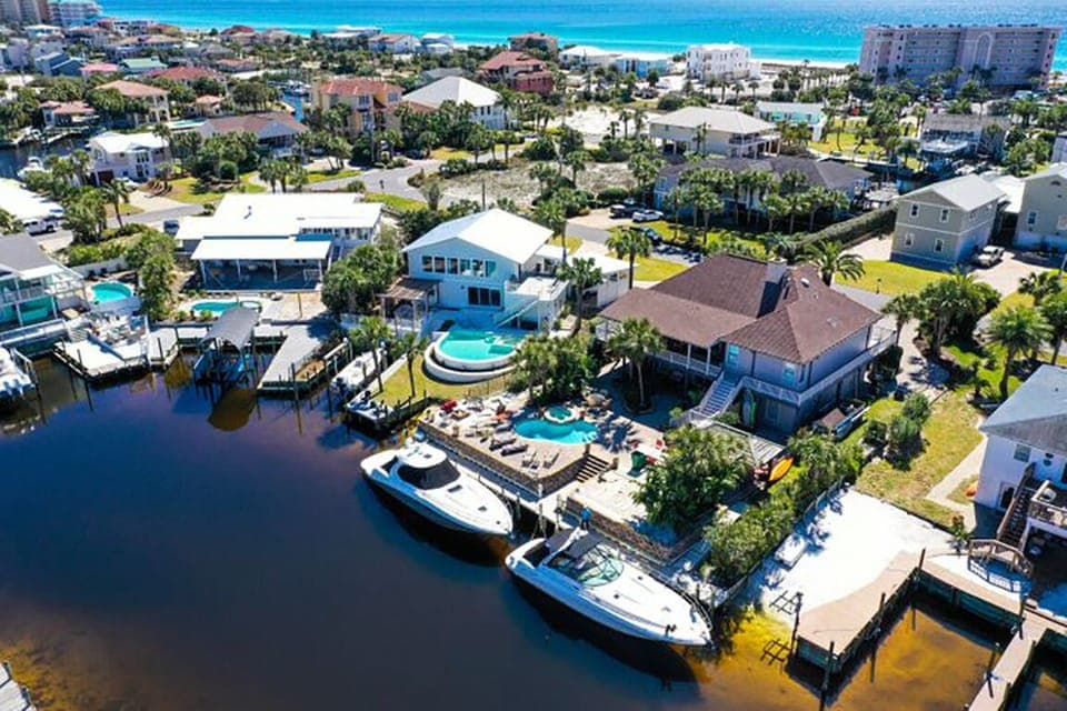 Deep water access to & from Harbor, Gulf, Crab Island. 100ft dock w/ shore power