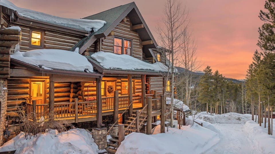 Front entrance of Ski Classic Lodge
