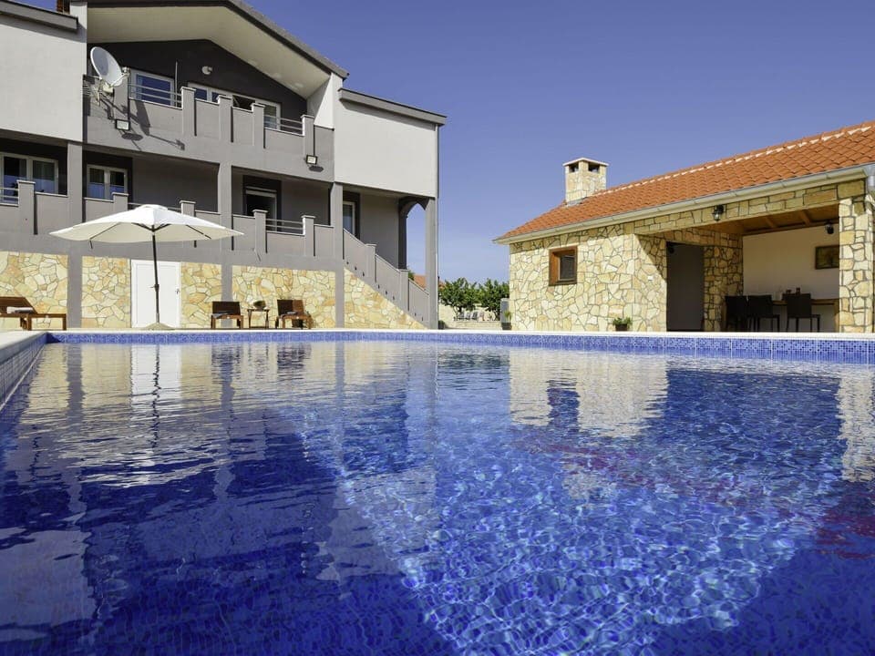 Water, Sky, Plant, Building, Daytime, Property, Swimming Pool, Window, Azure, Blue