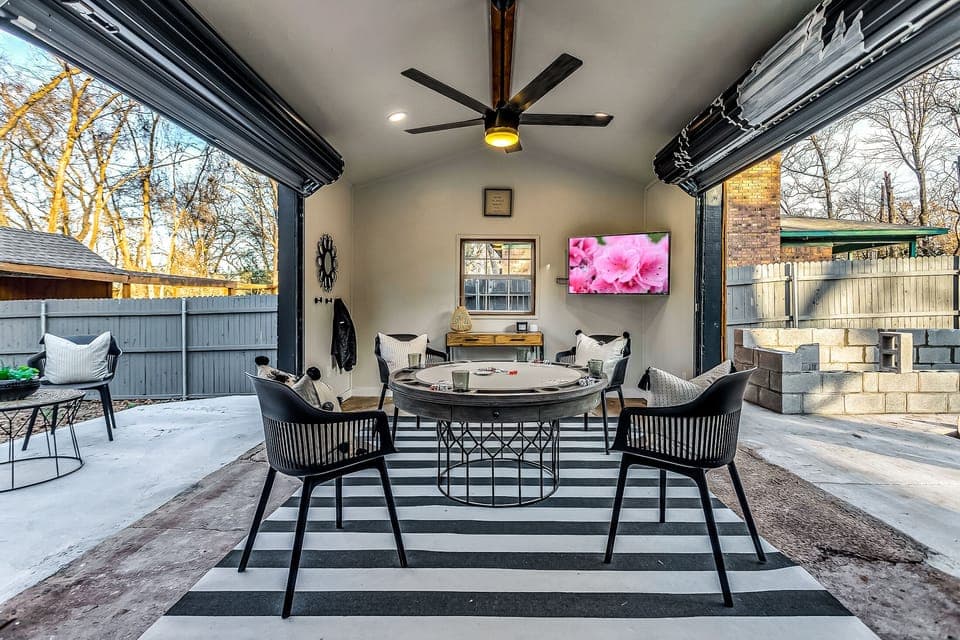 Onyx Game Room - Complete with poker table & big screen TV!