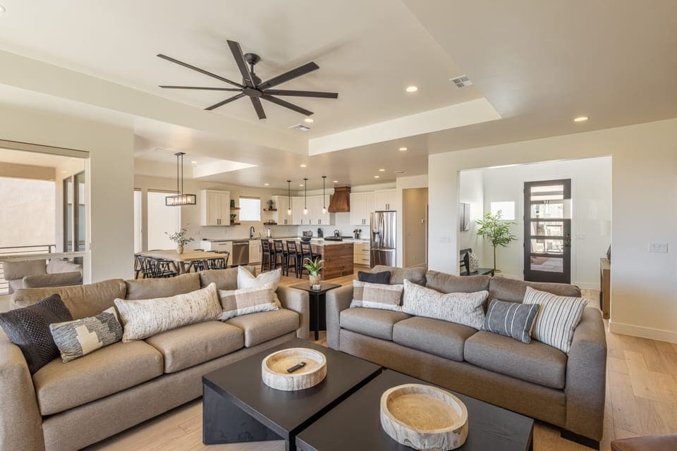 Spacious sofa in living room - With two large sofas, the whole family can cozy up.