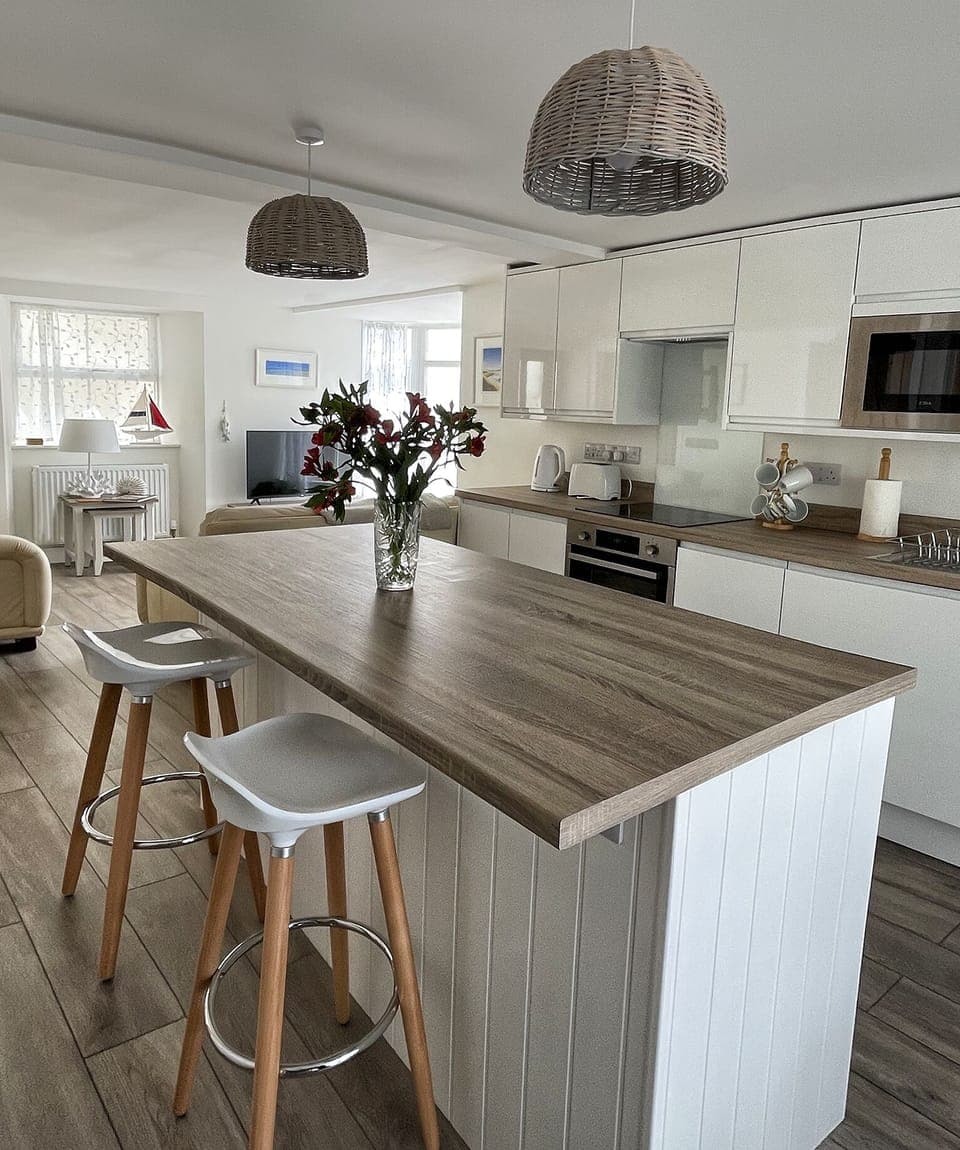 Well-equipped kitchen with breakfast bar area