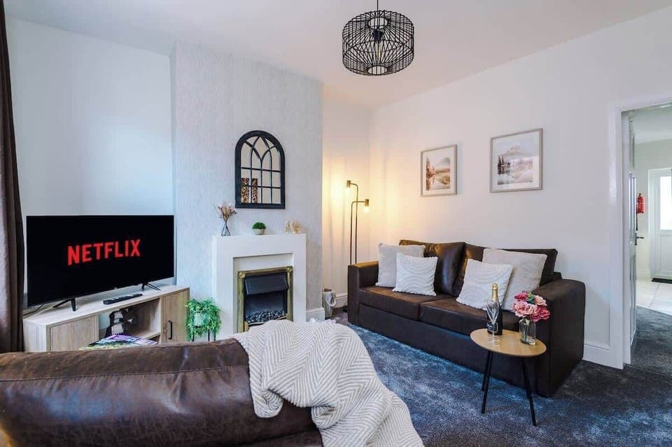 Main living area benefitting from a Smart TV with Netflix and a double sofa bed.