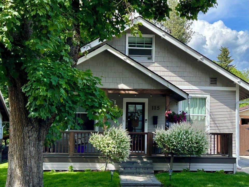 Charming 1921 spacious Garden District - adjacent bungalow near everything!