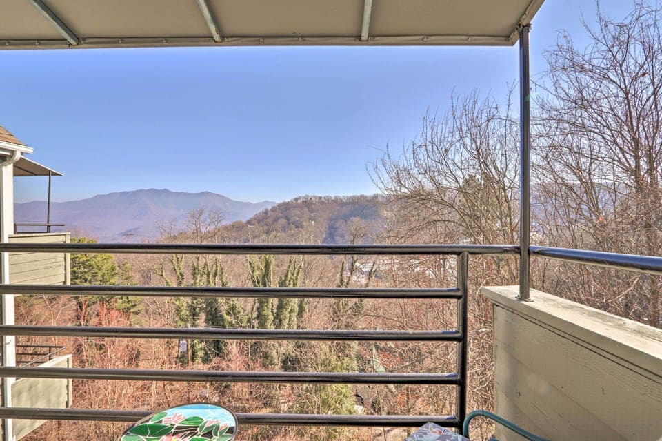 Gatlinburg Vacation Rental | 3BR | 2BA | 908 Sq Ft | Stairs Required