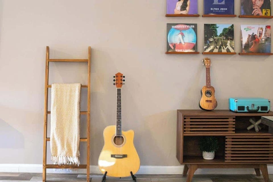 Unleash the musician in you! Sing along your favorite songs with your best buddy! 
