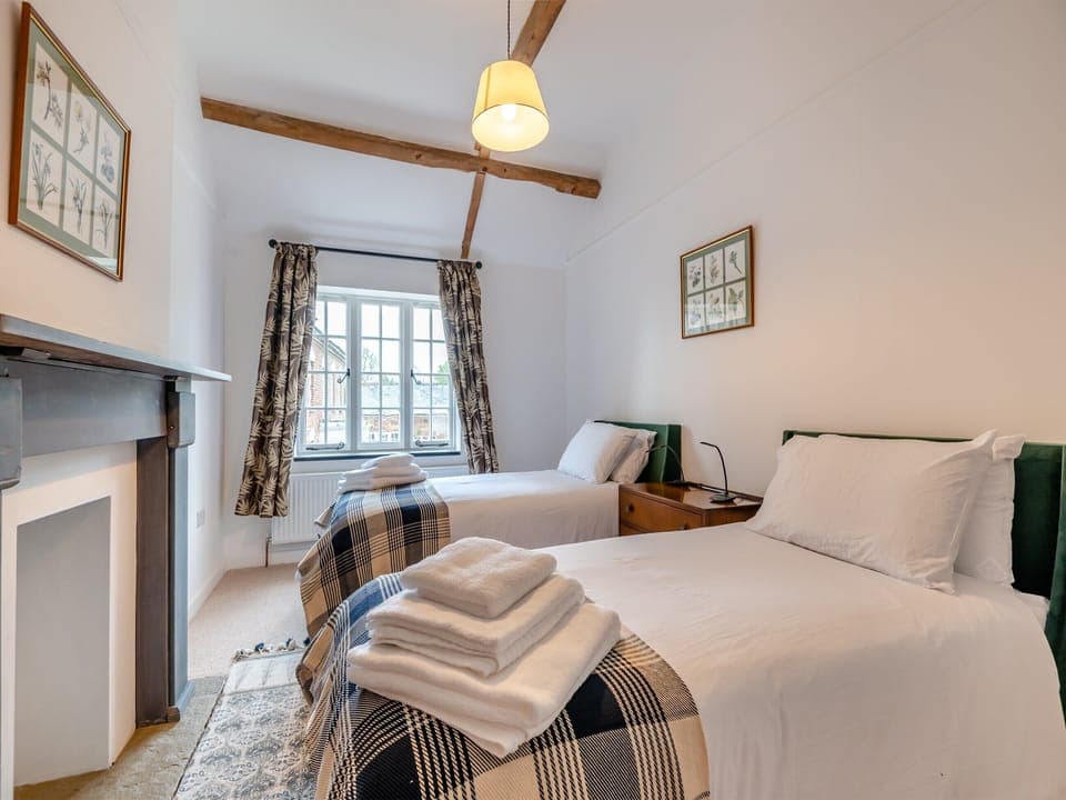Twin bedroom | Grooms Cottage, Westbury-on-Severn