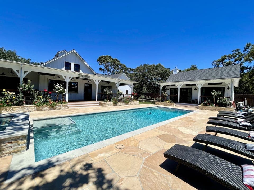 10 poolside loungers